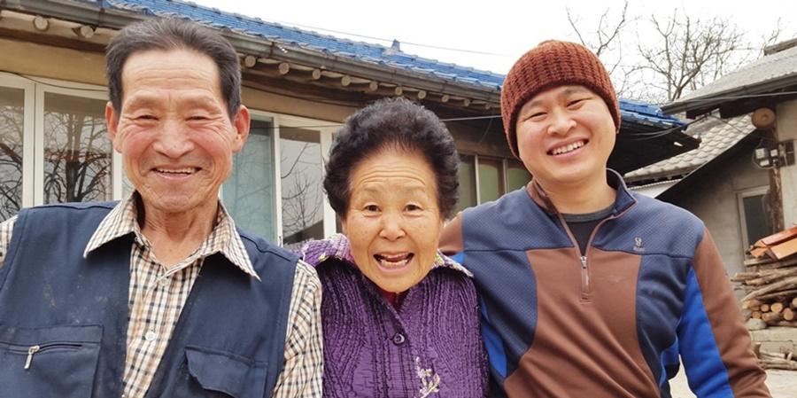 농장 계곡 옆을 흐르는 맑은 개울