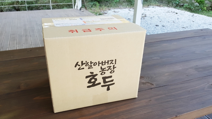 제초제를 쓰지 않고 힘들지만 풀은 손으로 제거합니다.