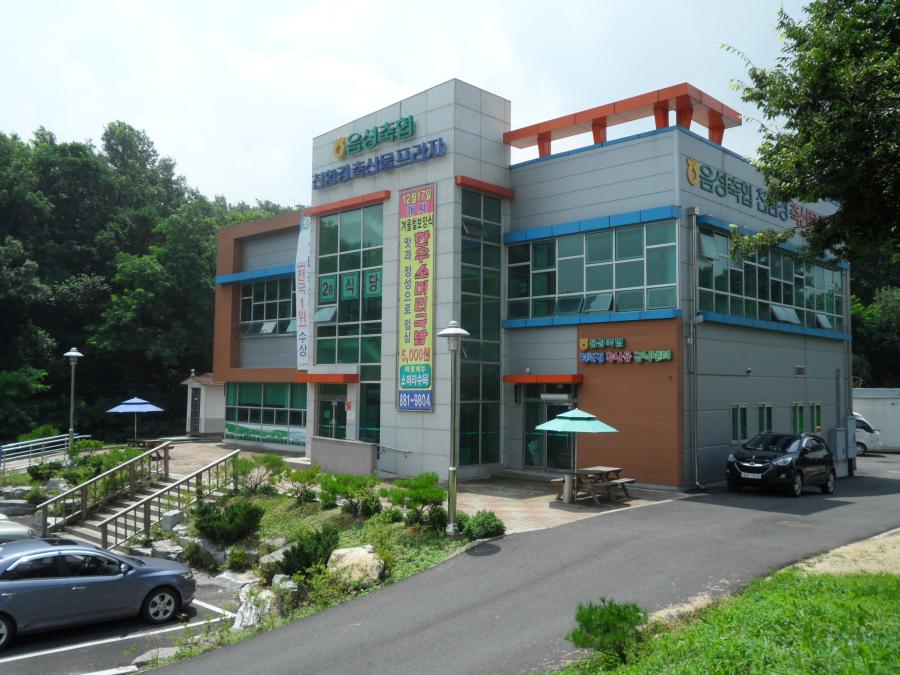 하음성축협 철학경 축산물프라자에서 12월 17일 음성축협 겨울철 보양식 천연경축산 맛과 한우 소머리국밥이 전국 1위를 수상했습니다. 2층 식당에서는 정성으로 만든 점심을 5,000원에 제공합니다. 소머리수육을 주문하려면 881-8804로 연락하세요.